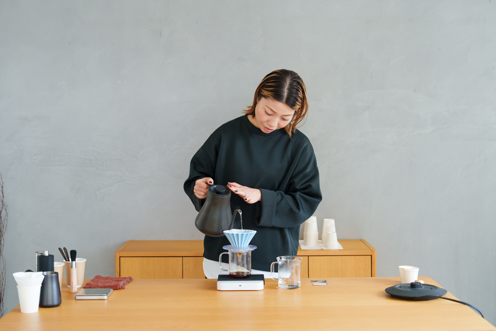 生徒がコーヒーをハンドドリップしているところ