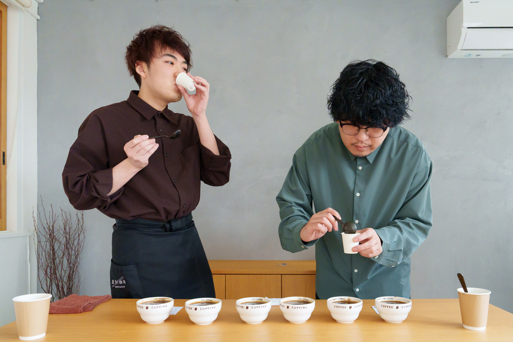 先生と生徒がカッピングをしているところ